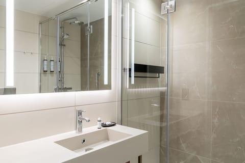 Shower, free toiletries, hair dryer, towels