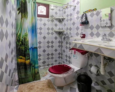 Family Quadruple Room | Bathroom | Shower, rainfall showerhead, free toiletries, hair dryer