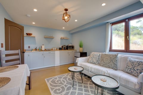 Living Room & Kitchenette | Free WiFi