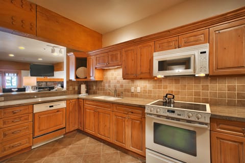 Townhome, 4 Bedrooms | Private kitchen | Coffee/tea maker