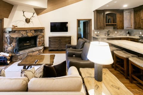 Suite, 1 Bedroom | Living room | Fireplace