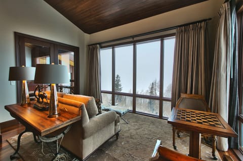 Suite, 3 Bedrooms | Living room | Fireplace