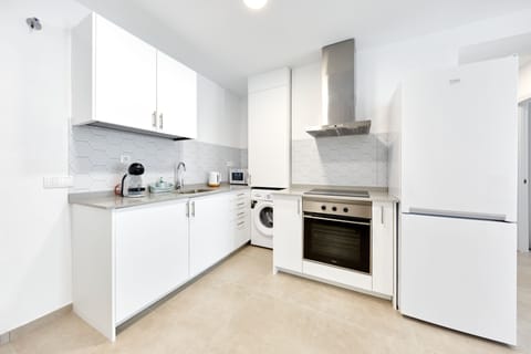 Deluxe Apartment | Private kitchen | Full-size fridge, microwave, oven, stovetop