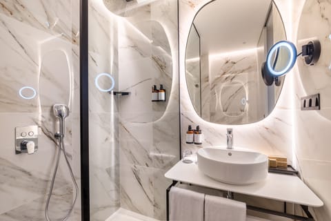 Deluxe Room | Bathroom | Shower, hair dryer, towels