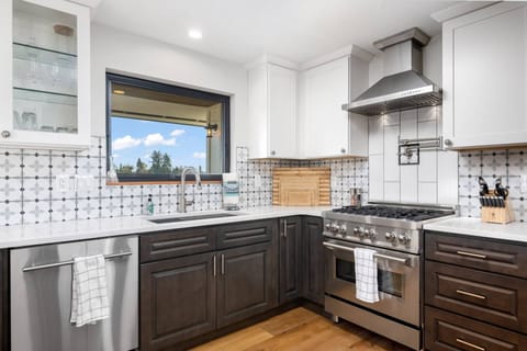 Cook delicious meals for breakfast, lunch, and dinner in this fully equipped kitchen. We suggest grabbing some ingredients from a local farm.