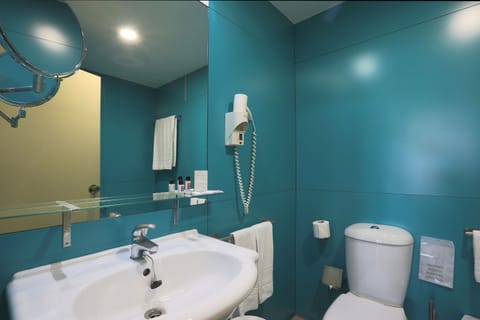 Family Room (2 Adults + 2 Children) | Bathroom | Deep soaking tub, hair dryer, bidet, towels