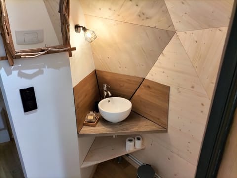 Deluxe Twin Room | Bathroom | Hair dryer, bathrobes, slippers, towels