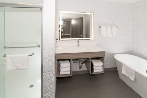 Suite, 1 Bedroom (Soaker Tub) | Free WiFi