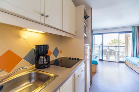 Appartement en Duplex | Private kitchen | Fridge, microwave, stovetop, dishwasher