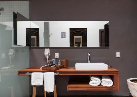 Suite Imperial King | Bathroom | Shower, free toiletries, hair dryer, bathrobes