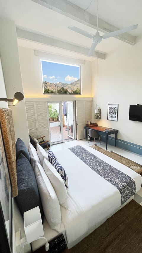 4 Suite Max with Fountain and Mountain View - Pet Friendly | Premium bedding, down comforters, Select Comfort beds, minibar