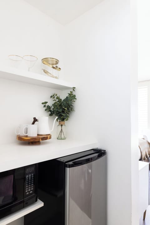 Standard Room, 1 King Bed, Kitchenette, Mountain View | Private kitchenette | Fridge, coffee/tea maker