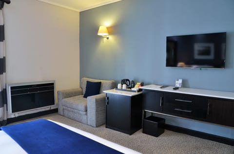 Family Double Room | Premium bedding, minibar, in-room safe, desk