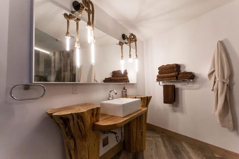 Luxury Room, 1 King Bed, Mountain View (No Breakfast) | Bathroom | Shower, rainfall showerhead, free toiletries, hair dryer