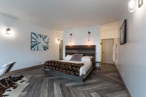 Luxury Room, 1 King Bed, Mountain View (No Breakfast) | Egyptian cotton sheets, premium bedding, pillowtop beds