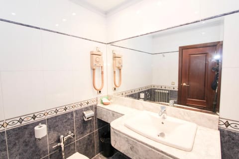 Combined shower/tub, hair dryer, bidet, towels