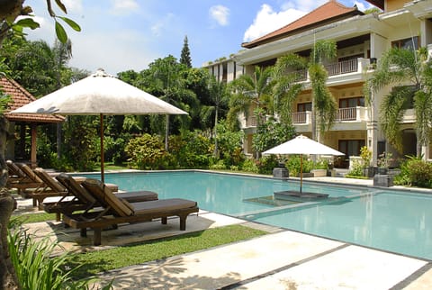 Outdoor pool, pool umbrellas, sun loungers