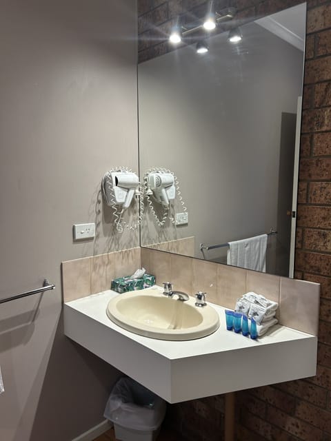 Family Room | Bathroom | Free toiletries, hair dryer, towels