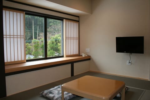 Superior Japanese Room, Shared Bathroom | In-room dining