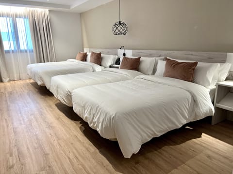 Family Room | Premium bedding, minibar, in-room safe, desk