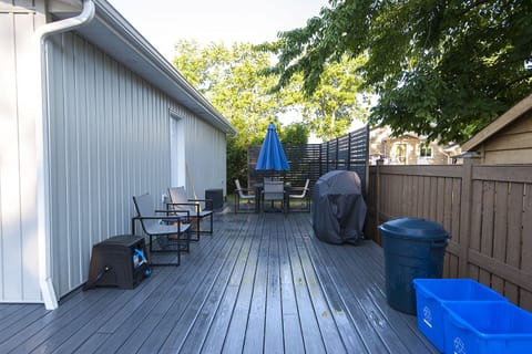 Rear deck with gas BBQ. 