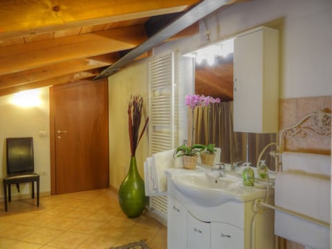 Double Room with Shared Bathroom | Bathroom | Shower, rainfall showerhead, hair dryer, towels