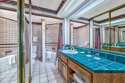 Regal King Room | Bathroom | Combined shower/tub, hair dryer, towels