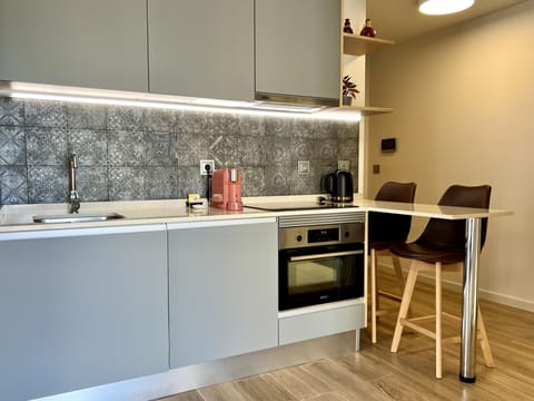 Deluxe Studio | Private kitchen | Fridge, microwave, oven, stovetop