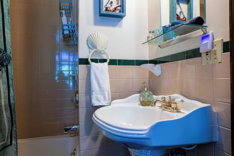 Room, Private Bathroom (Ramparts) | Bathroom | Combined shower/tub, free toiletries, hair dryer, towels