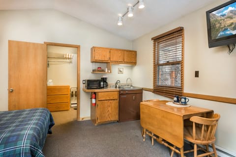 Studio, 1 Queen Bed, Hot Tub | Private kitchenette | Fridge, microwave, coffee/tea maker