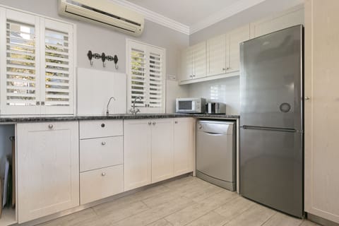 House (3 Bedrooms) | Private kitchen | Electric kettle, toaster