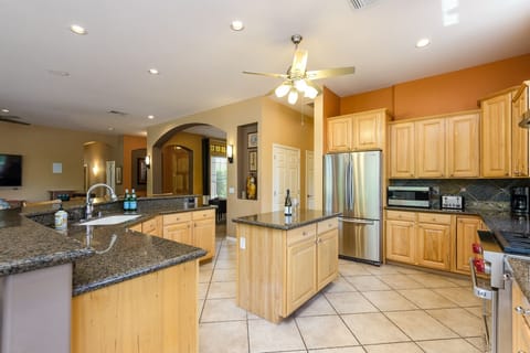 House, 4 Bedrooms | Private kitchen | Fridge, oven, coffee/tea maker, toaster