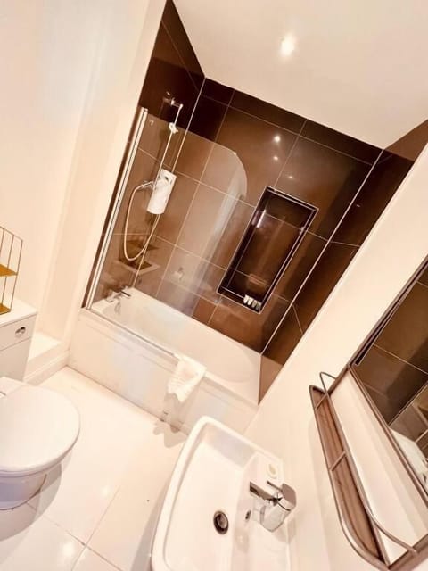 Exclusive Studio Suite | Bathroom | Free toiletries, hair dryer, towels