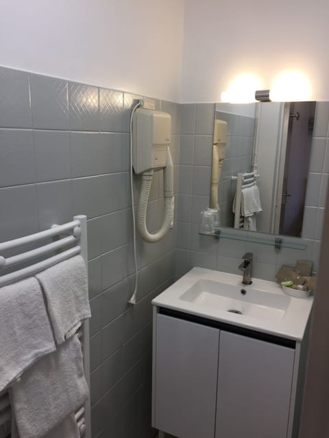 Superior Double Room | Bathroom | Free toiletries, hair dryer, towels