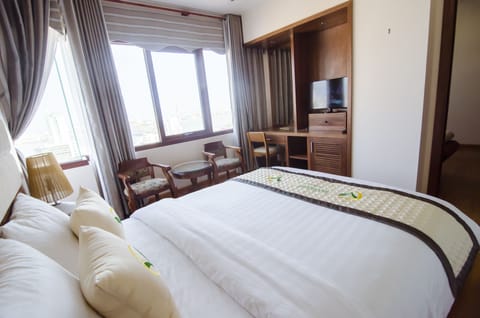 Deluxe Double Room | Minibar, in-room safe, individually furnished, desk