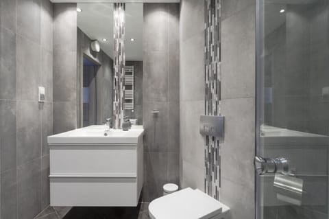 Deluxe Studio Suite, 2 Twin Beds | Bathroom | Combined shower/tub, hair dryer, towels