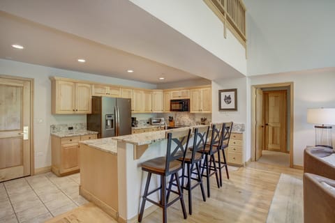 Flooring, Hardwood, Floor, Kitchen Island, Indoors