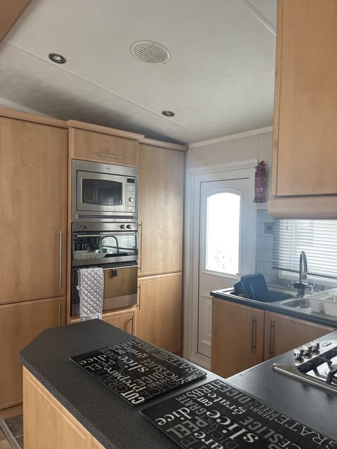 Cabin | Private kitchen | Fridge, microwave, oven, stovetop