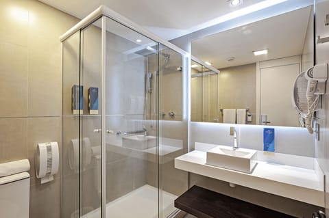 Comfort Twin Room, Shared Bathroom (domestic arrivals) | Bathroom | Shower, hair dryer, towels