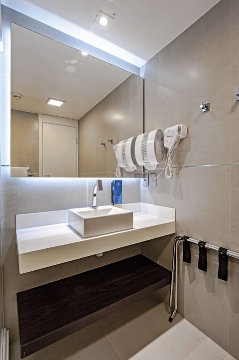 Comfort Twin Room, Shared Bathroom (domestic arrivals) | Bathroom | Shower, hair dryer, towels