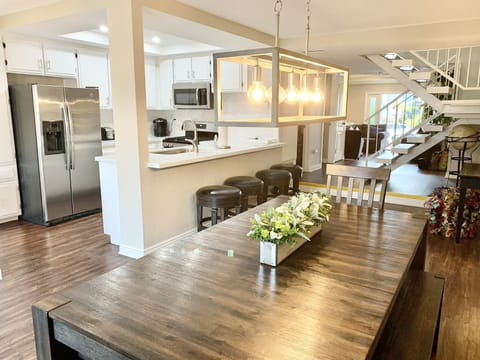 Perfect dining table that can seat 8 people. 2 benches and 2 end chairs.