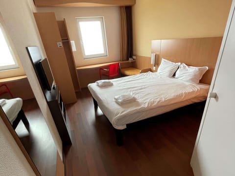Standard Room, 1 Double Bed | Minibar, desk, laptop workspace, soundproofing