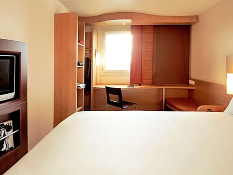 Standard Room, 1 Double Bed | Minibar, desk, laptop workspace, soundproofing