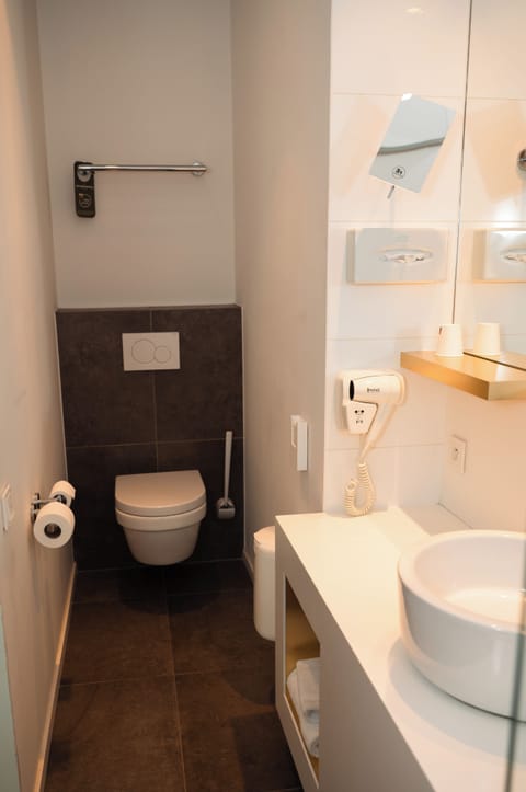 Room (Single room) | Bathroom | Rainfall showerhead, eco-friendly toiletries, hair dryer, towels