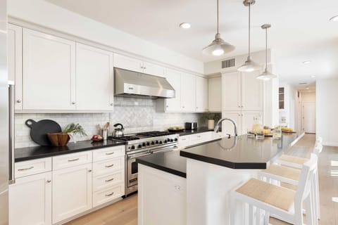 House (5 Bedrooms) | Private kitchen | Fridge, microwave, oven, stovetop