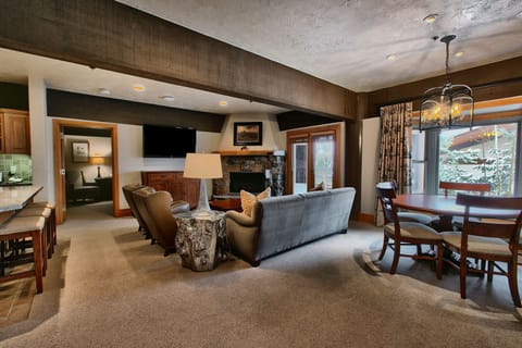 Suite, 3 Bedrooms | Living room | Fireplace