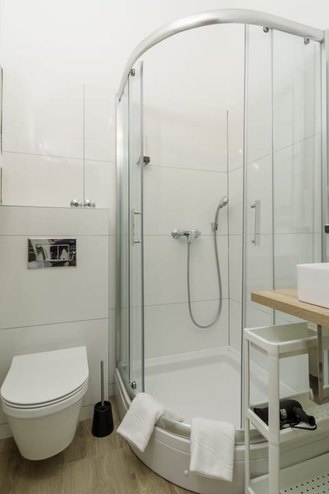 Superior Double Room | Bathroom | Shower, free toiletries, hair dryer, towels