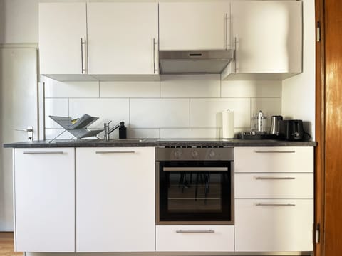 Comfort Apartment | Private kitchen | Toaster, cookware/dishes/utensils, paper towels