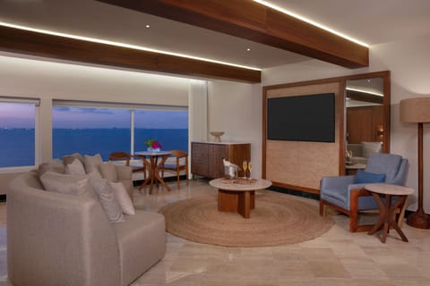 Presidential Suite (Presidential) | Living area | 42-inch LED TV with cable channels, TV