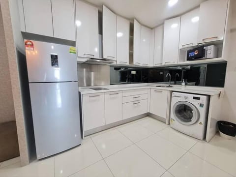 Apartment, 2 Bedrooms, City View | Private kitchen | Full-size fridge, microwave, cookware/dishes/utensils, freezer